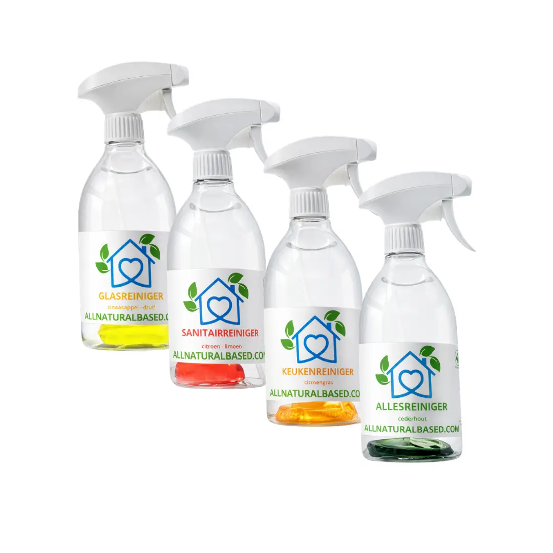 De vier navulbare reinigers van All Natural Based naast elkaar: glasreiniger, sanitairreiniger, keukenreiniger en allesreiniger.