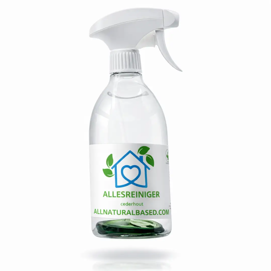 Allesreiniger van All Natural Based met cederhoutgeur, in een navulbare sprayfles.